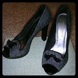 Cute and comfy! Black and grey peep-toe heels